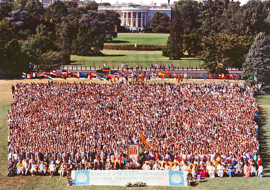Die TM Gruppe von 1993. Im Hintergrund sieht man das Weiße Haus