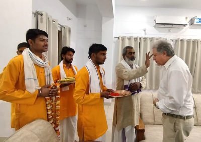 Willkommenszeremonie in Ayodhya der Pandit-Ausbildungsstätte mit 200 Studenten.