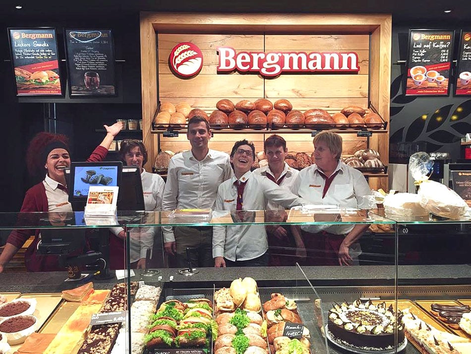 Das Team der Bäckerei Bergmann steht vor der Bäckertheke