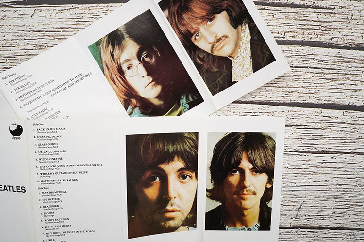 Innenseite des Beatles-Album "The White Album", mit Fotografien der vier Beatles und Songliste.