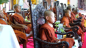 Junge buddhistische Mönche praktizieren Transzendentale Meditation