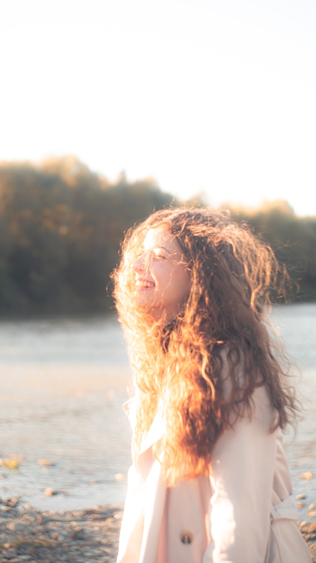 Eine glückliche Frau genießt die Sonne
