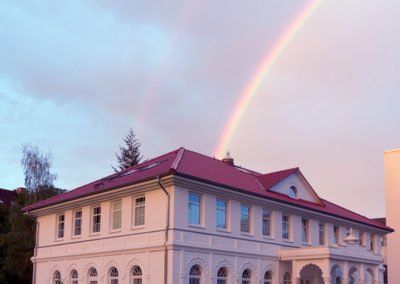 Ein Regenbogen über dem Friedenspalast Erfurt