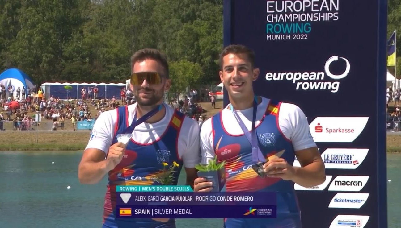 Die spanischen Ruderer Aleix García und Rodrigo Conde halten ihre Silbermedaille in die Kamera.