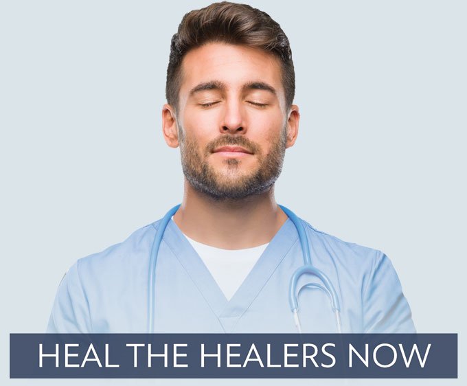 Männliche Pflegekraft mit geschlossene Augen. Darunter der Schriftzug "Heal The Healers Now"