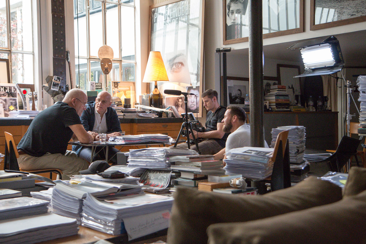 Bild von Peter Lindbergs Studio. Hier sitzen Peter Lindberg, Dr. Ulrich Bauhofer, sowie ein Kameramann und ein Tonmann.