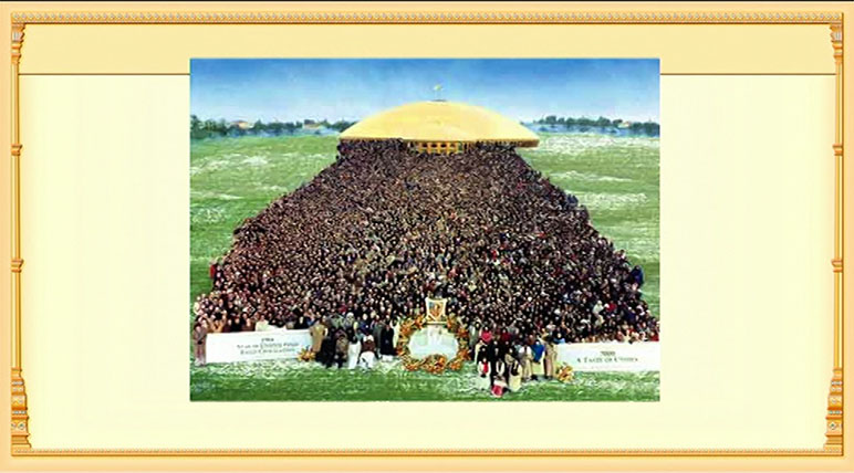 Im Interview wird ein Bild gezeigt mit den 7000 Menschen während der Weltfriedensversammlung in Fairfield, Iowa, USA, im Winter 1983/1984.