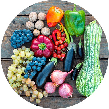 Buntes Gemüse und Früchte auf einem Tisch
