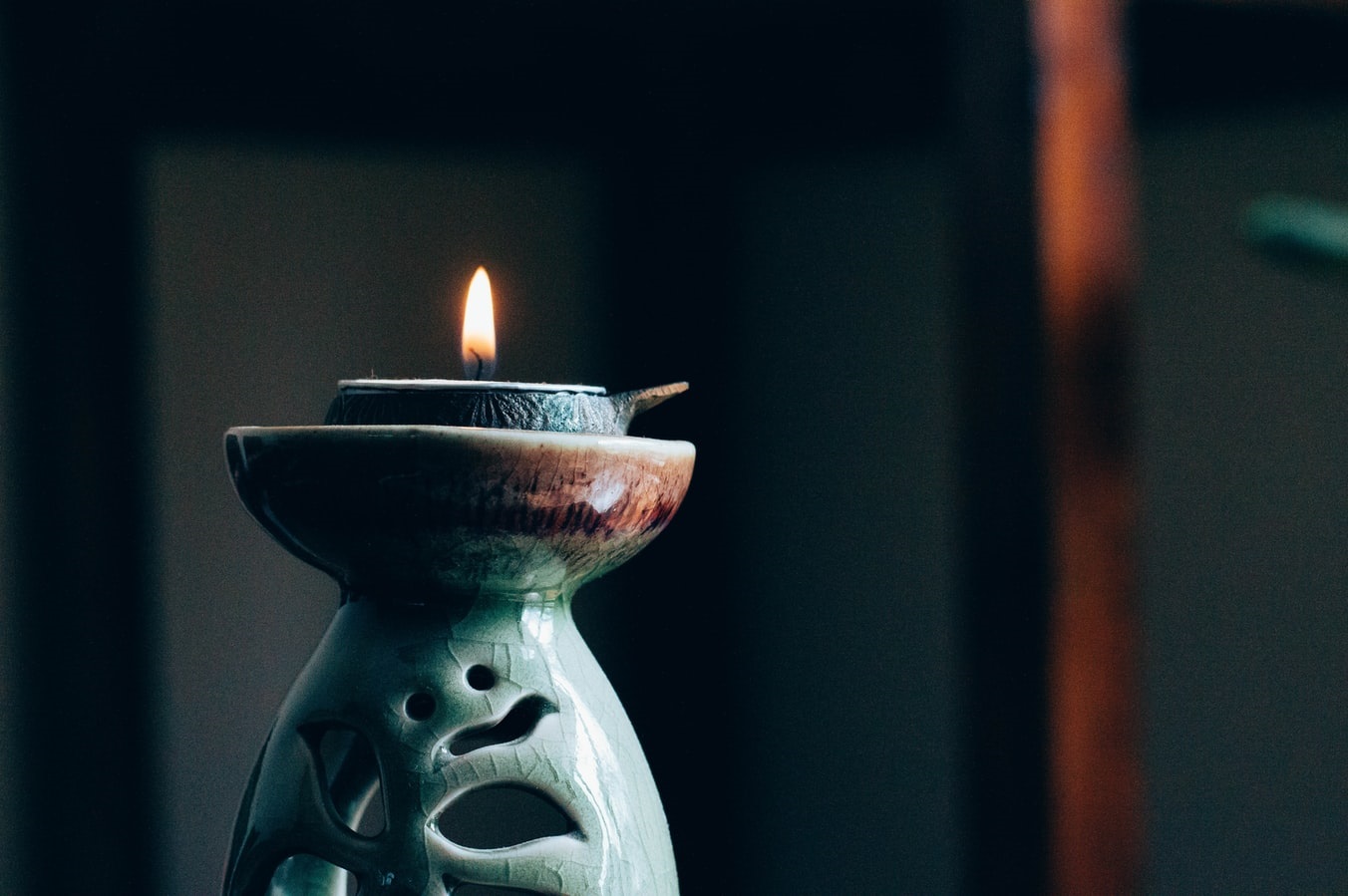 Bild einer im dunkeln leuchtenden Kerze, soll den Kampf gegen Despression und Angst symbolisieren