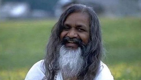Maharishi Mahesh Yogi, der Begründer der Transzendnetalen Meditation, lächelt fröhlich in die Kamera.