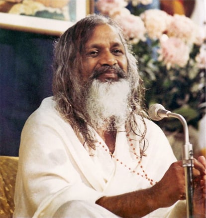 Maharishi Mahesh Yogi, der Begründer der Transzendentalen Meditation hält einen Vortrag
