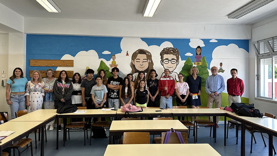 Gruppenfoto mit Lehrer und Schülern im Klassenzimmer