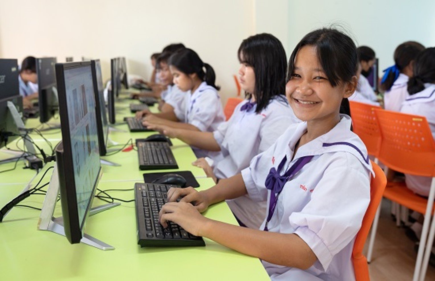 Thailändische Schülerinnen beim Unterricht im Computerraum