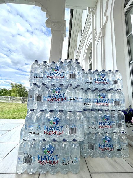 500 Wasserflaschen wurden von der indischen Botschaft in Berlin für die Teilnehmer des Weltyogatags geliefert und im Friedenspalast Erfurt zwischengelagert.