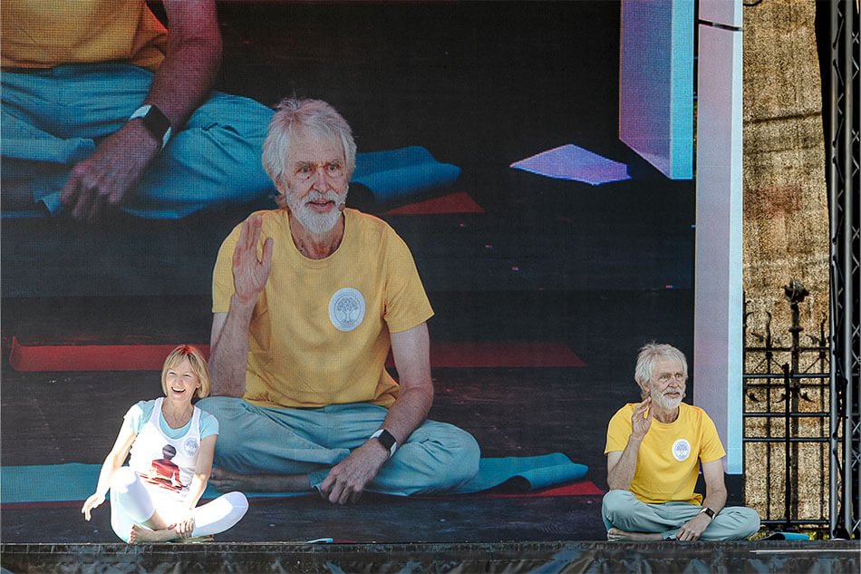 Uta Altmüller und Reinhard Rau von der Maharishi Veda Stiftung zeigen die Yogaübungen.