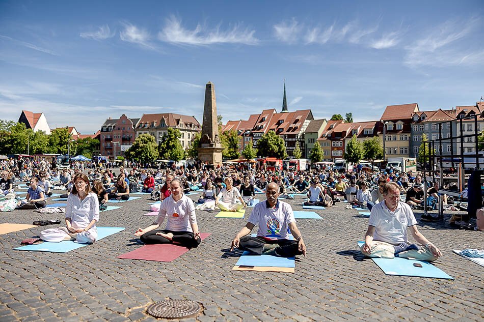 Meditation mit dem Botschafter: Dr. Eckart Stein (rechts) und Lila-Maria Hartmann-Stein (links außen) gehen in die Stille.