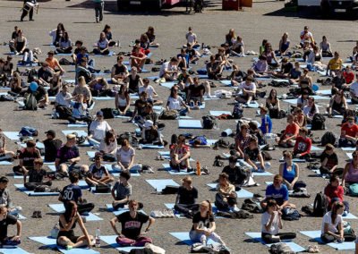 Hunderte Schüler praktizierten Yoga Asanas auf dem Domplatz.